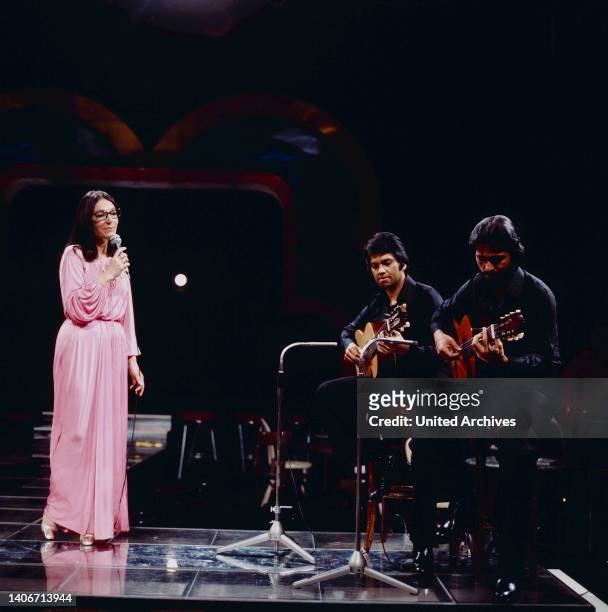 Portrait Nana Mouskouri, weltweit erfolgreiche griechische Sängerin, im Bild: TV-Auftritt, Deutschland, 1980.