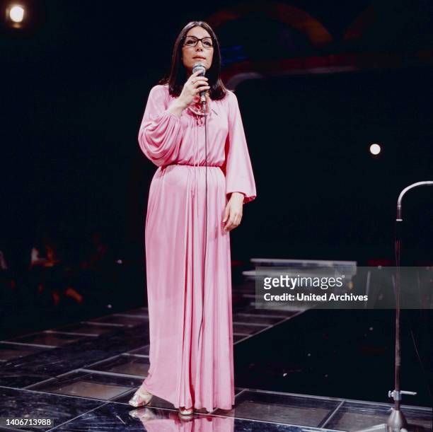 Portrait Nana Mouskouri, weltweit erfolgreiche griechische Sängerin, im Bild: TV-Auftritt, Deutschland, 1980.
