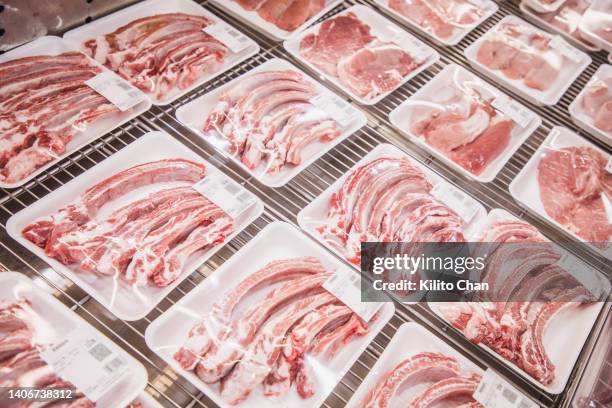 variety of tray packing meat on the supermarket freezer - meat packaging stockfoto's en -beelden