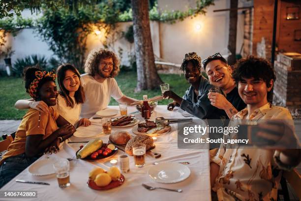 friends taking a selfie - pousada de juventude imagens e fotografias de stock