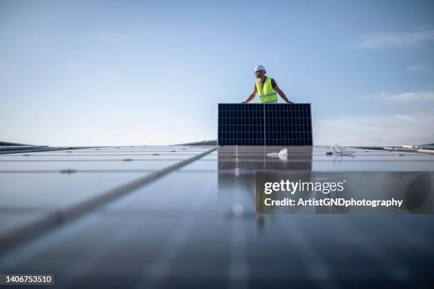 installation einer photovoltaikanlage. - handwerker weißer helm stock-fotos und bilder