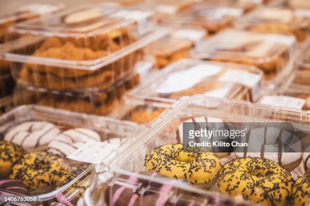 variety of prepackaged bake pastry items in the supermarket - gemaksvoedsel stockfoto's en -beelden
