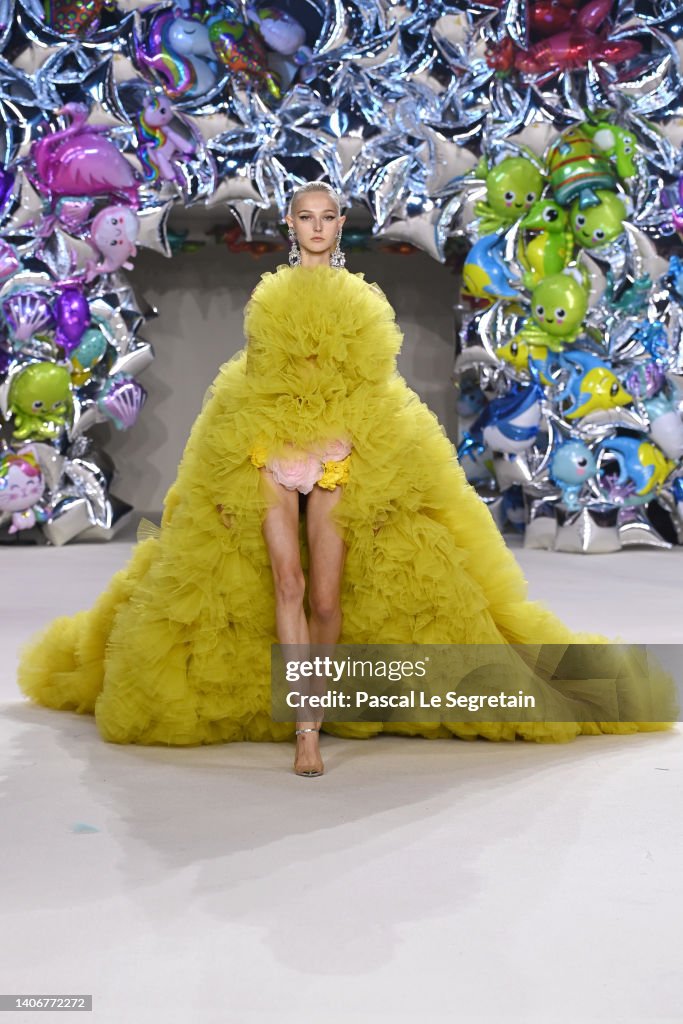 Giambattista Valli : Runway - Paris Fashion Week - Haute Couture Fall Winter 2022 2023