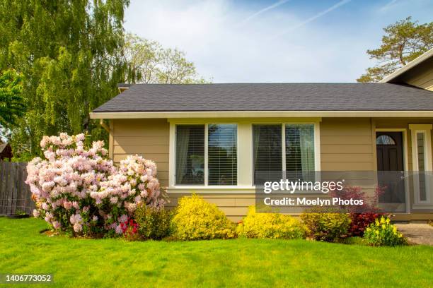 house exterior 001 - huis ter heide stockfoto's en -beelden