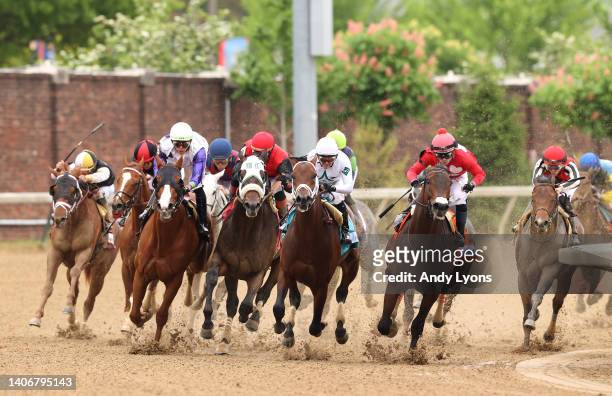 The field rounds the fourth turn in the 148th Kentucky Derby at Churchill Downs on May 07, 2022 in Louisville, Kentucky.