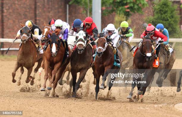 The field rounds the fourth turn in the 148th Kentucky Derby at Churchill Downs on May 07, 2022 in Louisville, Kentucky.