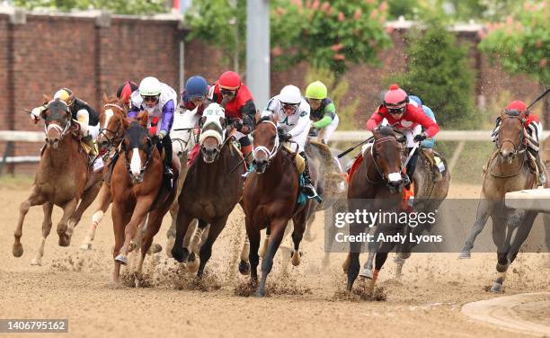 The field rounds the fourth turn in the 148th Kentucky Derby at Churchill Downs on May 07, 2022 in Louisville, Kentucky.