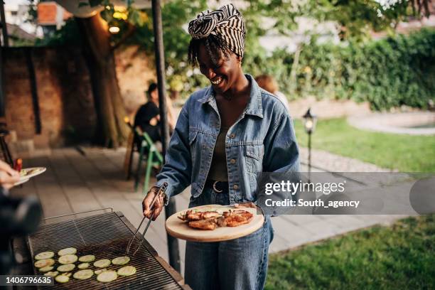 la barbacoa está casi lista - cocido-a-la-parrilla fotografías e imágenes de stock