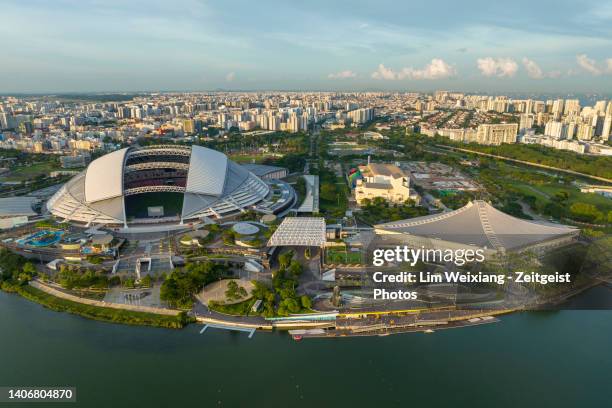 el estadio singapore sports hub y la zona costera - cares act fotografías e imágenes de stock