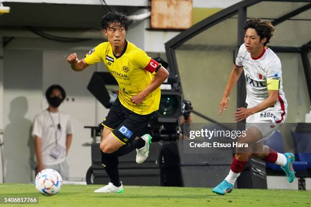 Taiyo Koga of Kashiwa Reysol in action under pressure from Shoma Doi of Kashima Antlers during the J.LEAGUE Meiji Yasuda J1 19th Sec. Match between...