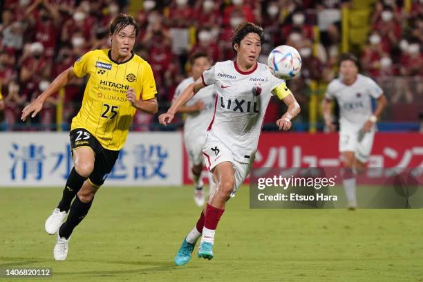 Shoma Doi of Kashima Antlers in action under pressure from Takuma Ominami of Kashiwa Reysol during the J.LEAGUE Meiji Yasuda J1 19th Sec. Match...