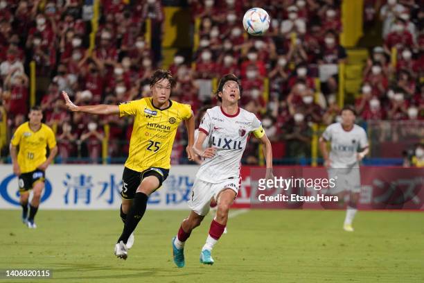 Shoma Doi of Kashima Antlers in action under pressure from Takuma Ominami of Kashiwa Reysol during the J.LEAGUE Meiji Yasuda J1 19th Sec. Match...