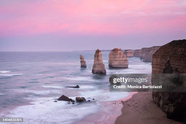 the 12 apostles at sunrise - the twelve apostles australische kalksteinfelsen stock-fotos und bilder