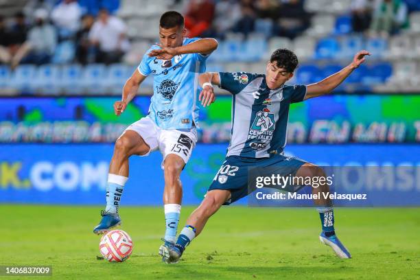 Ángel Sepúlveda of Querétaro struggles for the ball against Kevin Álvarez of Pachuca during the 1st round match between Pachuca and Queretaro as part...