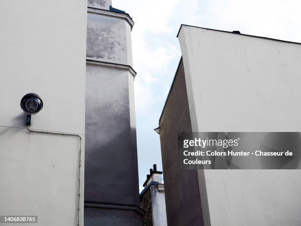 empty concrete walls painted and weathered white with street lighting in paris, france - empena - fotografias e filmes do acervo
