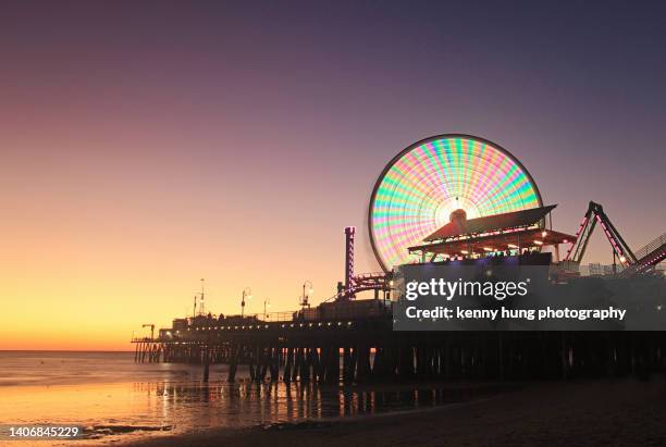 santa monica pier sunset with pacific wheel and pacific park - santa monica pier stock-fotos und bilder