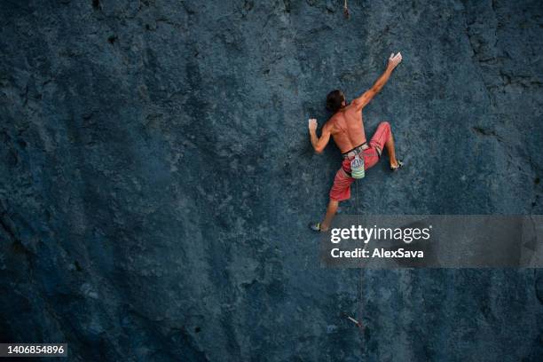 técnica de escalada - venciendo la adversidad fotografías e imágenes de stock