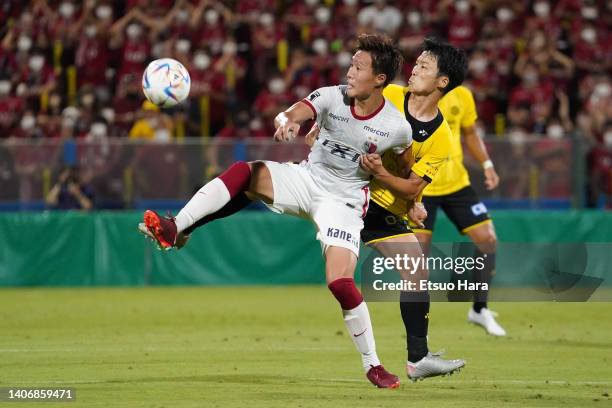 Kento Misao of Kashima Antlers in action under pressure from Keiya Shiihashi of Kashiwa Reysol during the J.LEAGUE Meiji Yasuda J1 19th Sec. Match...