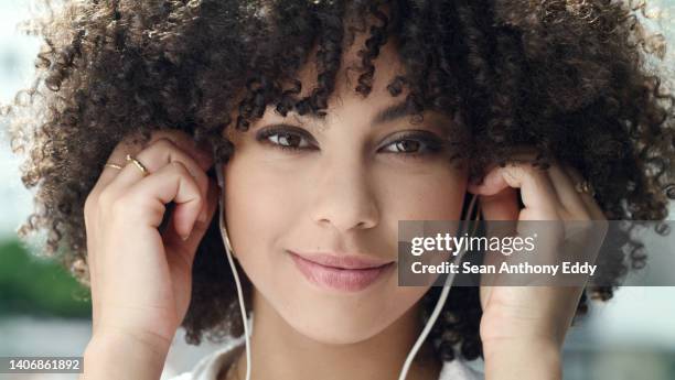 eine junge dame, die musik hört. glamouröses mädchen mit nahaufnahme des gesichts, das eine fotoaufnahme mit kopfhörer macht. eine süße dame, die ihre zeit genießt, während sie hochwertige musik hört. porträt junge frau, die mit kopfhörern und h - ear close up women stock-fotos und bilder