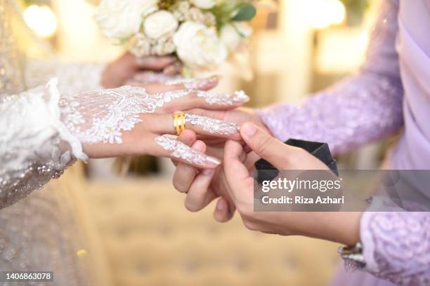 tragen eines rings an der braut - indonesischer archipel stock-fotos und bilder
