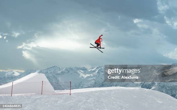 skifahrer jumping - freestyle skiing stock-fotos und bilder