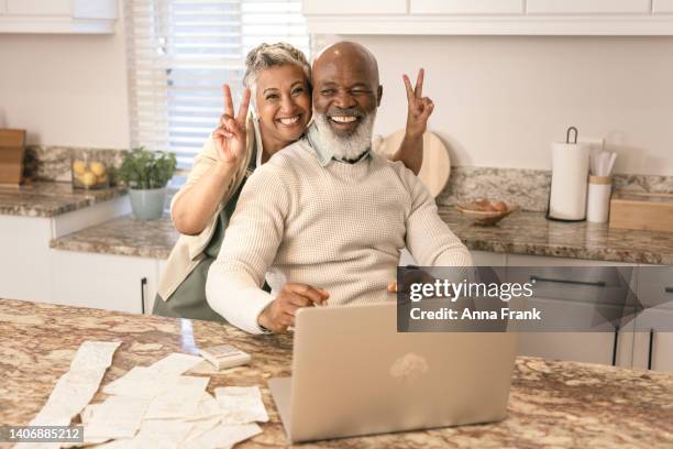 happy couple infront of the computer - victory sign man stockfoto's en -beelden