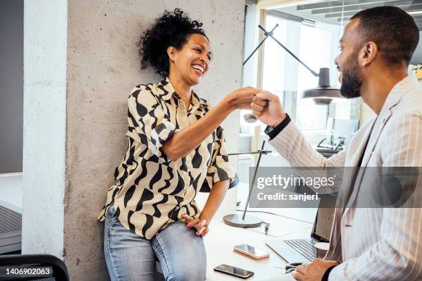 les gens d’affaires se cognent le poing - fist bump photos et images de collection