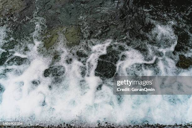 dreamy clean water with marble gorge in taroko hulien, taiwan - eagle creek trail stockfoto's en -beelden