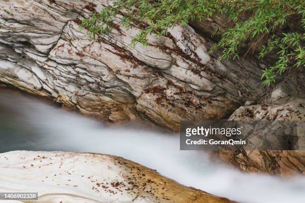 dreamy clean water with marble gorge in taroko hulien, taiwan - eagle creek trail stockfoto's en -beelden