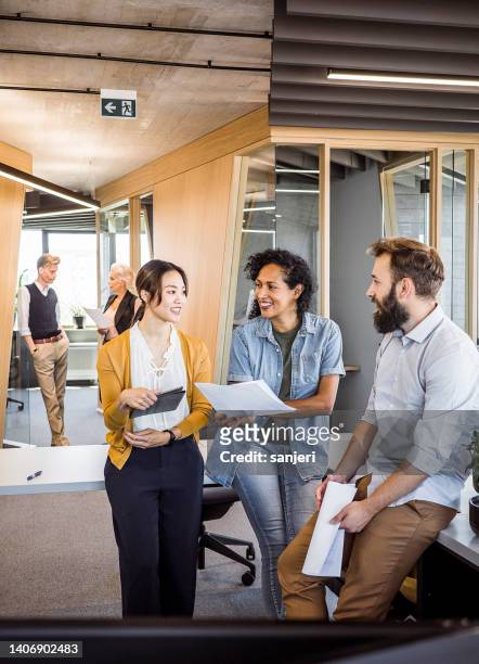 business people having a meeting - executive producer stockfoto's en -beelden