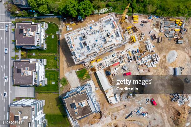 großbaustelle, kräne und equipment - luftbild - baustelle stock-fotos und bilder