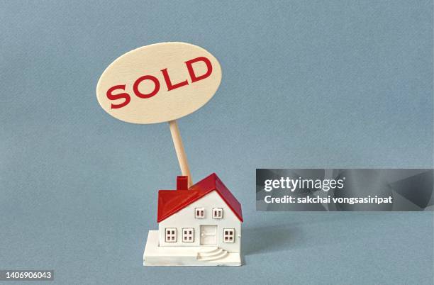 house sold - house with for sale sign stock-fotos und bilder