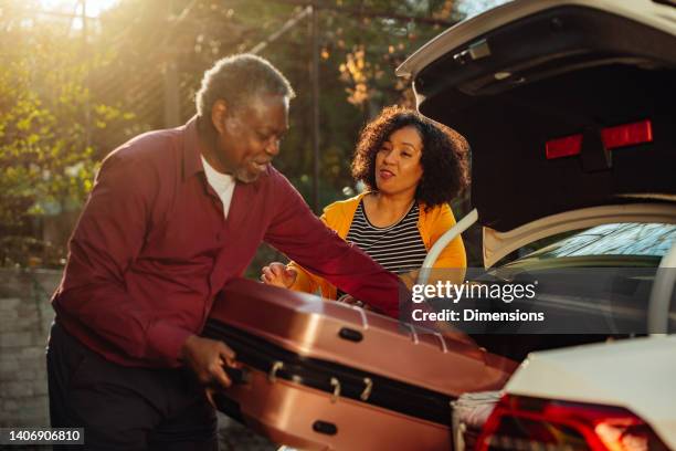 family loading luggage into the car for the vacation - car camping luggage stock pictures, royalty-free photos & images