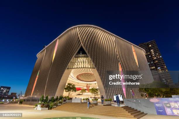 xiqu centre in kowloon, hong kong - chinese opera stockfoto's en -beelden