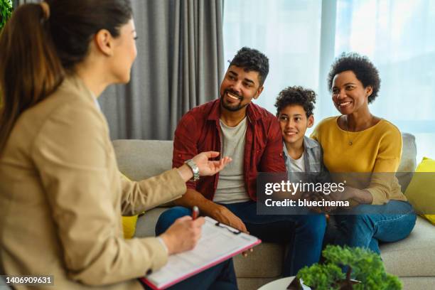 trying to save a relationship - bijstand stockfoto's en -beelden