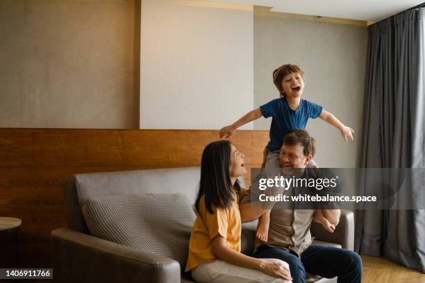 glücklicher familienurlaub, um zeit miteinander zu verbringen. - hotel room stock-fotos und bilder