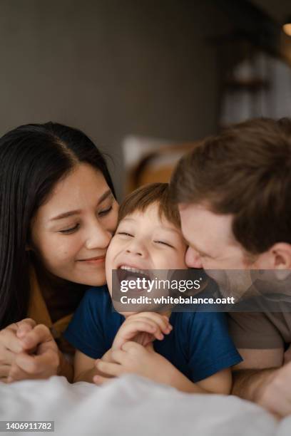 happy family vacation to spend time together. - tourist mother father child thailand stock pictures, royalty-free photos & images