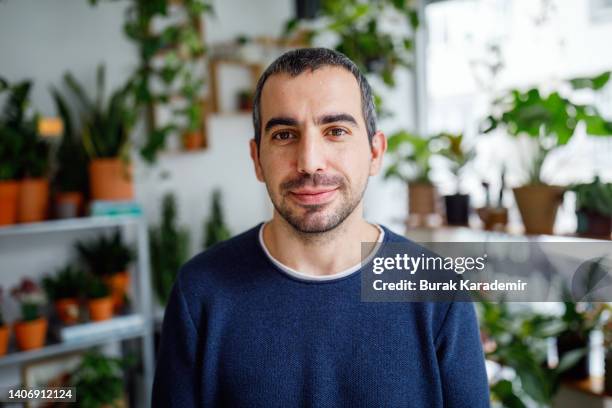 portrait of a man in flower shop - homens de idade mediana - fotografias e filmes do acervo