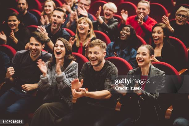 happy audience applauding in the theater - drama 個照�片及圖片檔