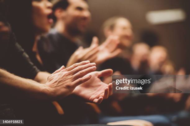 people applauding in the theater - clap stockfoto's en -beelden