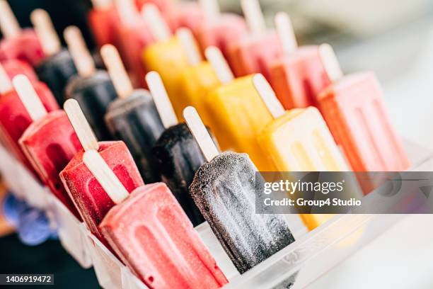 buntes eis auf stock - stieleis stock-fotos und bilder