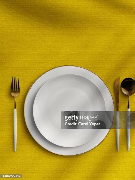 empty plate table setting iwith fork and spoon in wooden table.flat lay - place setting stock-fotos und bilder