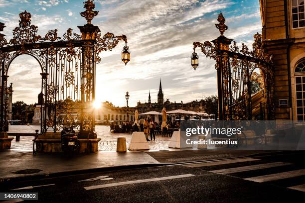 place stanislas, nancy, frankreich, bei sonnenuntergang - nancy stock-fotos und bilder