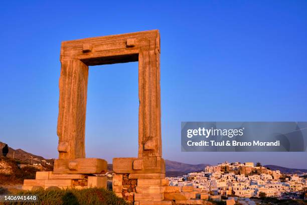 greece, cyclades islands, naxos island - templo de apolo naxos imagens e fotografias de stock