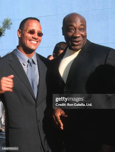 American actor and professional wrestler Dwayne Johnson and actor Michael Clarke Duncan attend a premiere of 'The Mummy Returns' at the Universal...