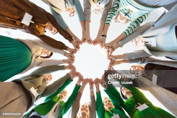 equipo femenino y poder - puño gesticular fotografías e imágenes de stock