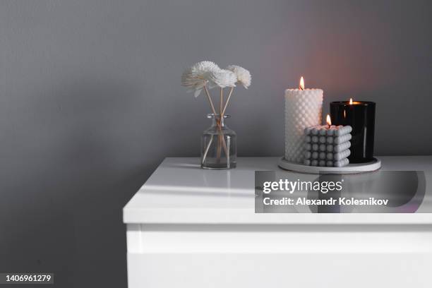 home aroma fragrance diffuser and burning candles interior elements. copy space - velas imagens e fotografias de stock