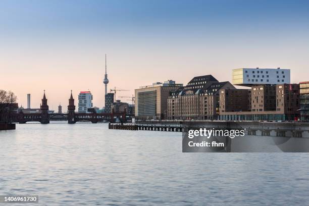 berlin skyline - "mediaspree" with famous oberbaumbrücke and television-tower (kreuzberg-friedrichshain, berlin, germany) - friedrichshain fotografías e imágenes de stock