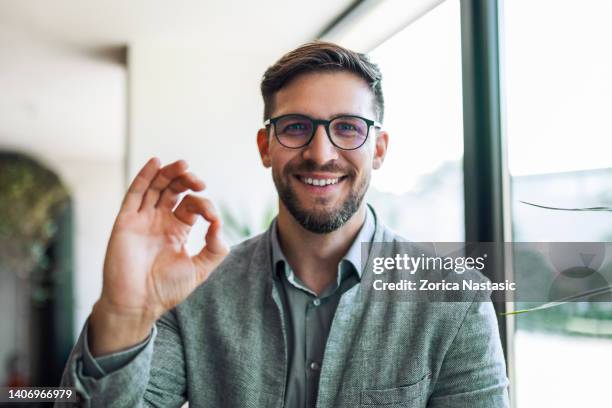 todo está bajo control - pulgar fotografías e imágenes de stock