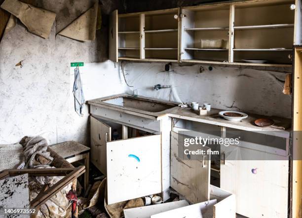 old kitchen in an abandoned building - destruição imagens e fotografias de stock